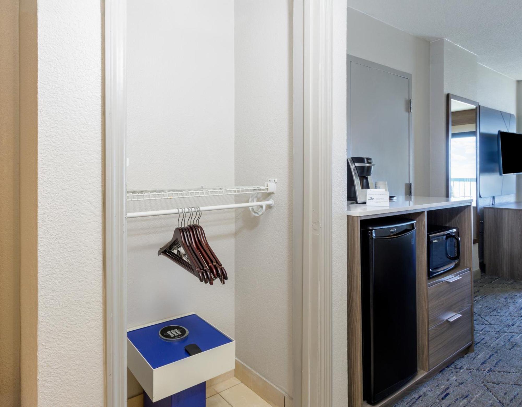 Holiday Inn Express & Suites Oceanfront Daytona Beach Shores By Ihg Buitenkant foto