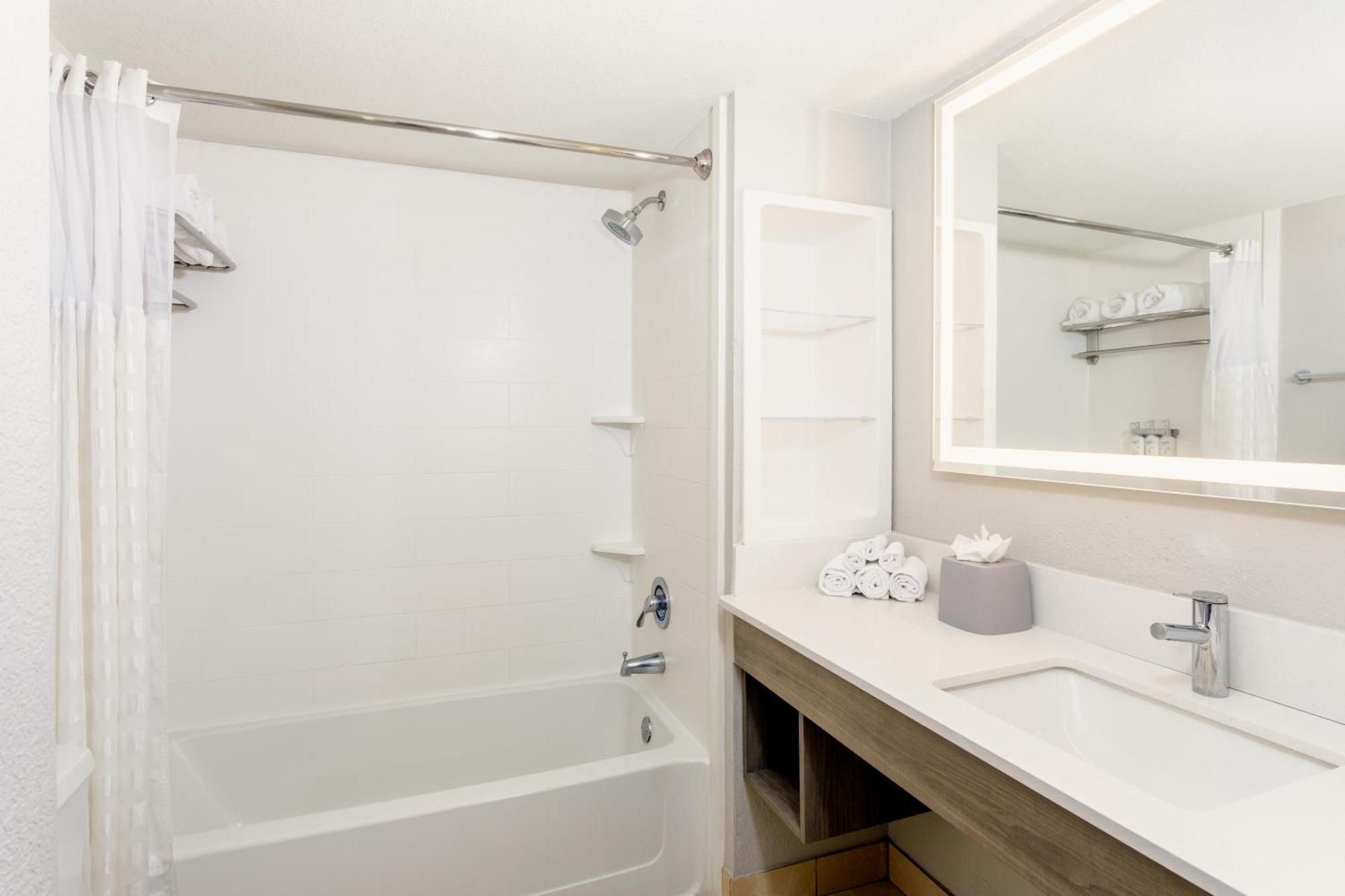 Holiday Inn Express & Suites Oceanfront Daytona Beach Shores By Ihg Buitenkant foto