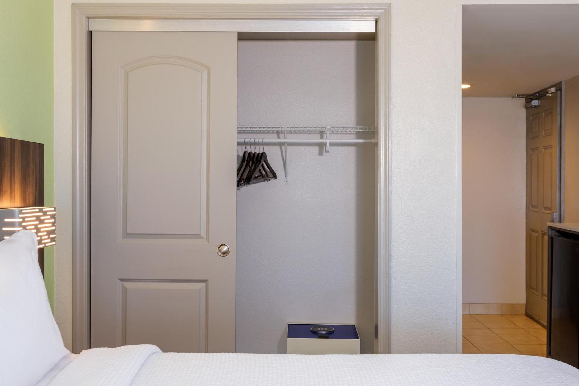 Holiday Inn Express & Suites Oceanfront Daytona Beach Shores By Ihg Buitenkant foto