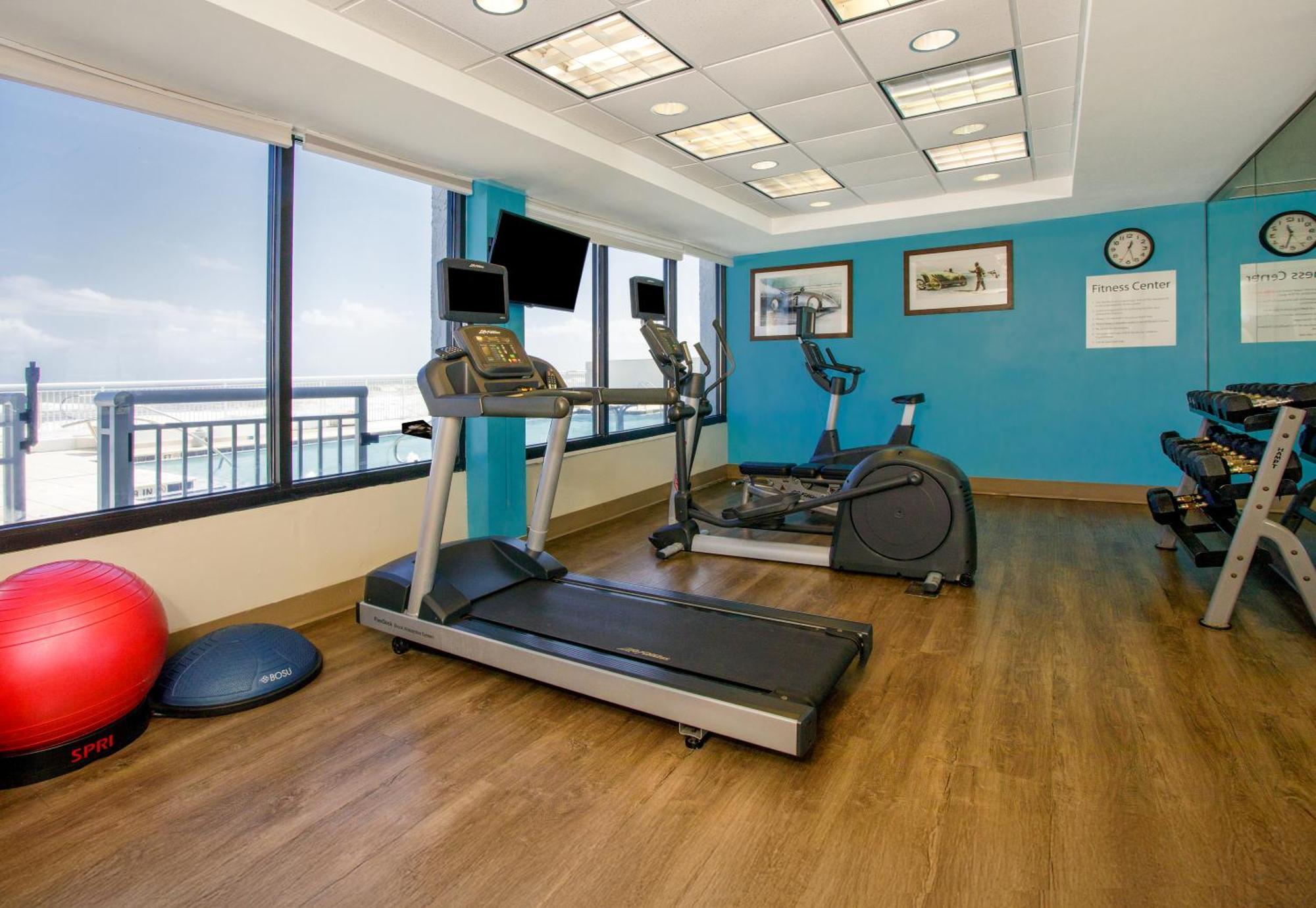 Holiday Inn Express & Suites Oceanfront Daytona Beach Shores By Ihg Buitenkant foto